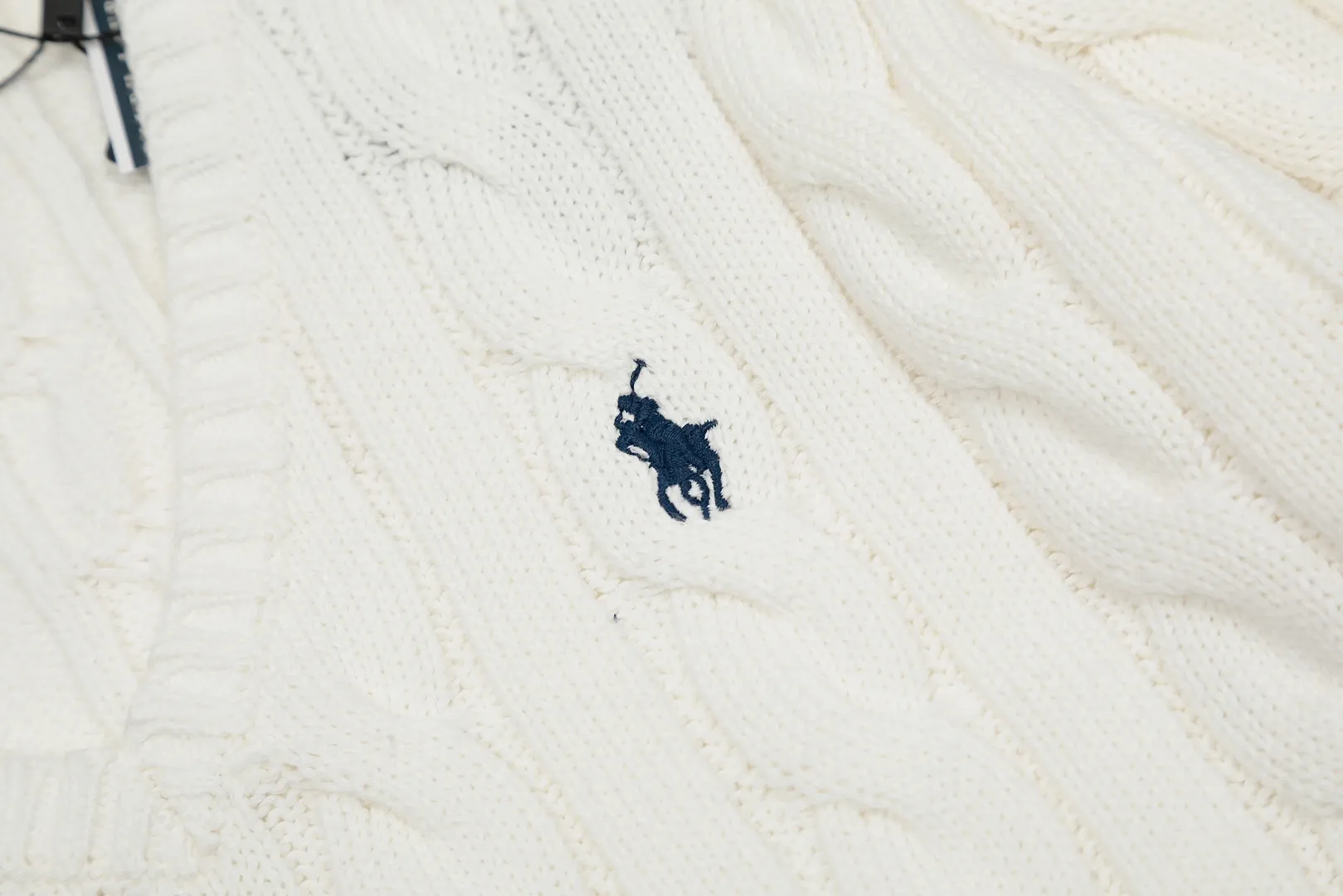 🅿️210 "Top quality" Style number: DS019# [Ralph Lauren V-neck solid color pony embroidered logo hemp flower knitted sweater] ✅Ralph Lauren Ralph Lauren goddess slim basic classic V-neck hemp flower pullover sweater ✅Main supplier platform live broadcast Wholesale entity Replacement when out of stock Not removed from shelves ✅ZP quality 1:1 version Scan the code to enter the GF website Counter quality ✅Detailed quality The only one in Guangzhou Imported quality cotton yarn, focusing on high-end, cost-effective, good quality, needless to say, ✅ simple and easy to match, a must-have item for ootd, good-looking clothes are never picky, a must-have in the goddess' wardrobe, recommended. Size: S-L Color: Black, off-white, gray, navy blue, khaki, pink, light blue, rose red, brown, Chinese red